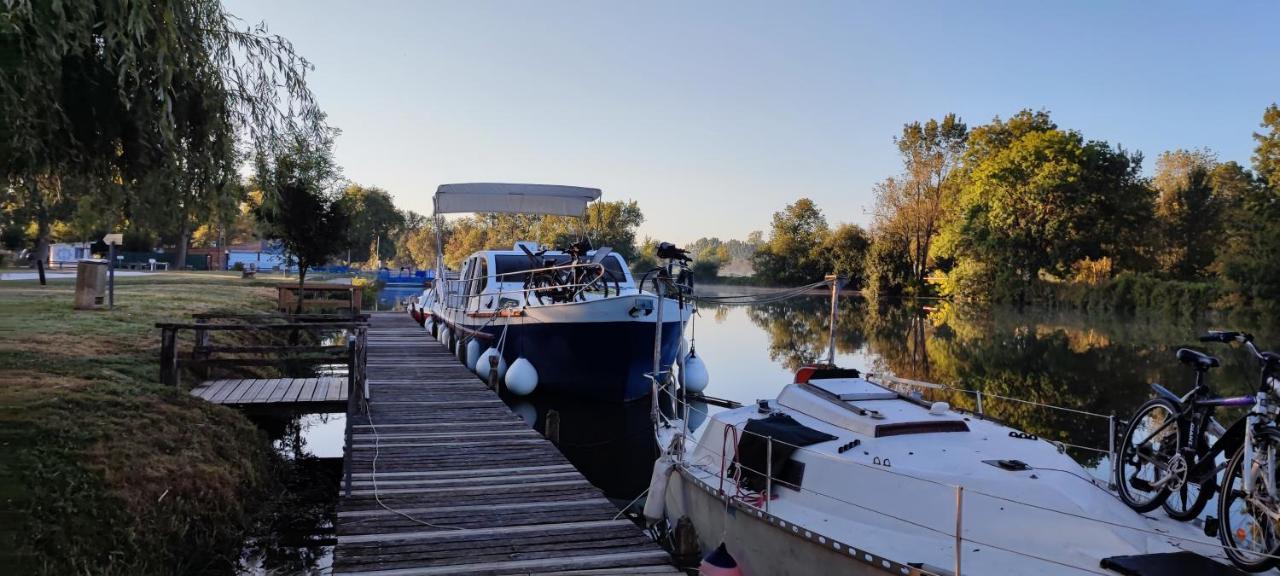Camping Belle Riviere Chaniers Екстер'єр фото